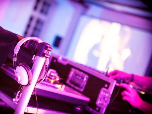 Ein Kopfhörer an einem DJ-Pult